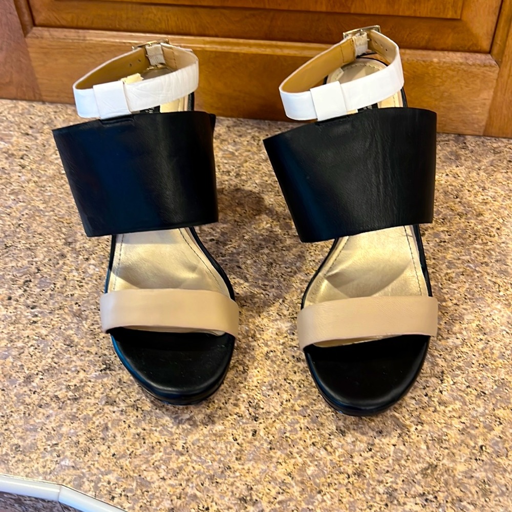 White House Black market sandals. Hardly worn in great condition.!
